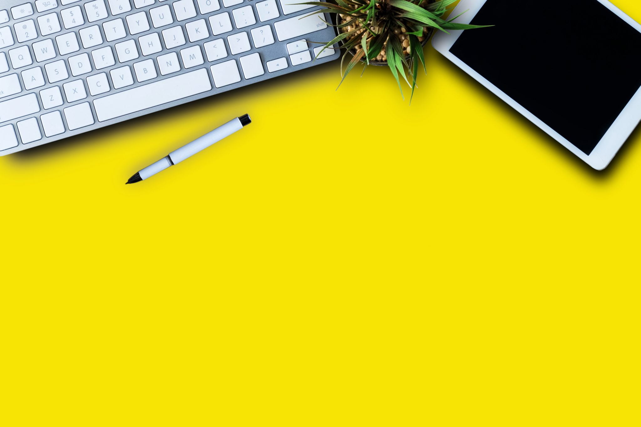Redeschiderea școlilor crește cu 50% vânzările de laptopuri, tablete și camere web