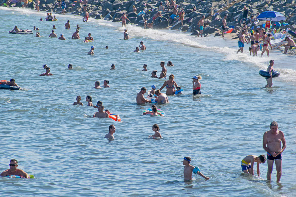 Jumătate dintre românii care au mers pe litoral au plătit cu vouchere de vacanță