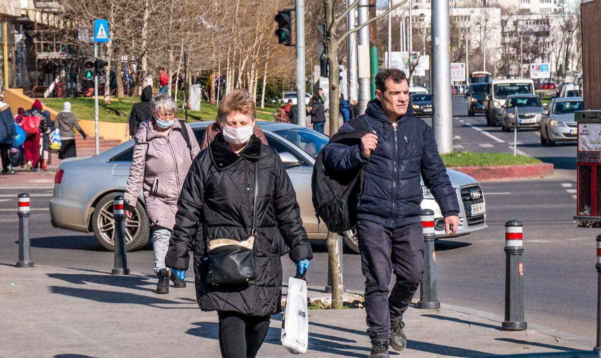 Masca ne protejează și de gripa sezonieră. Infecțiile respiratorii sunt cu 50% mai puține ca anul tr...