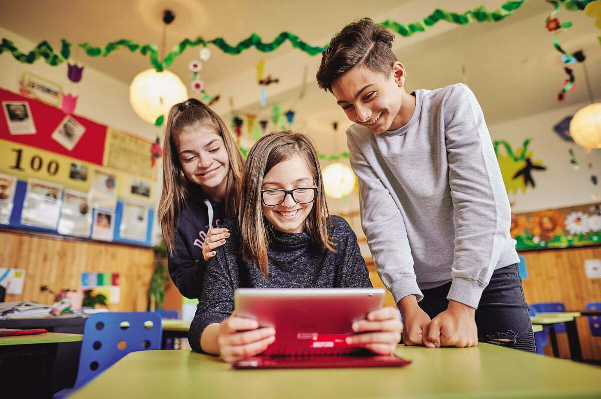 Școala din valiză: Când tehnologia transformă educația
