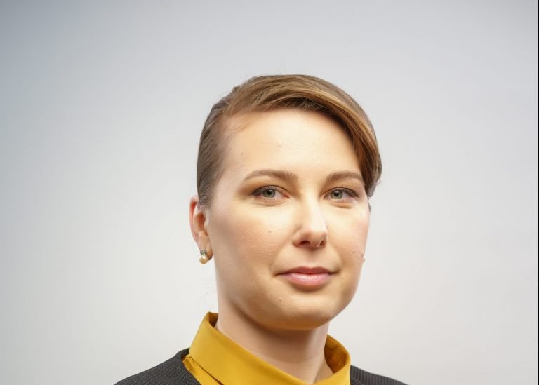 foto Irina Marocico Director Financiar Essilor Romania scaled e1602837637514