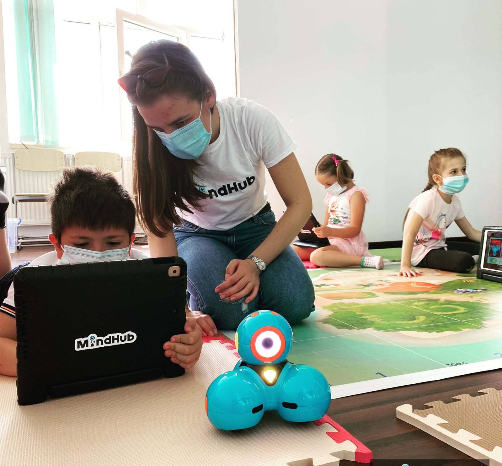 Învățare distractivă: Roboții au devenit profesori de programare pentru copii