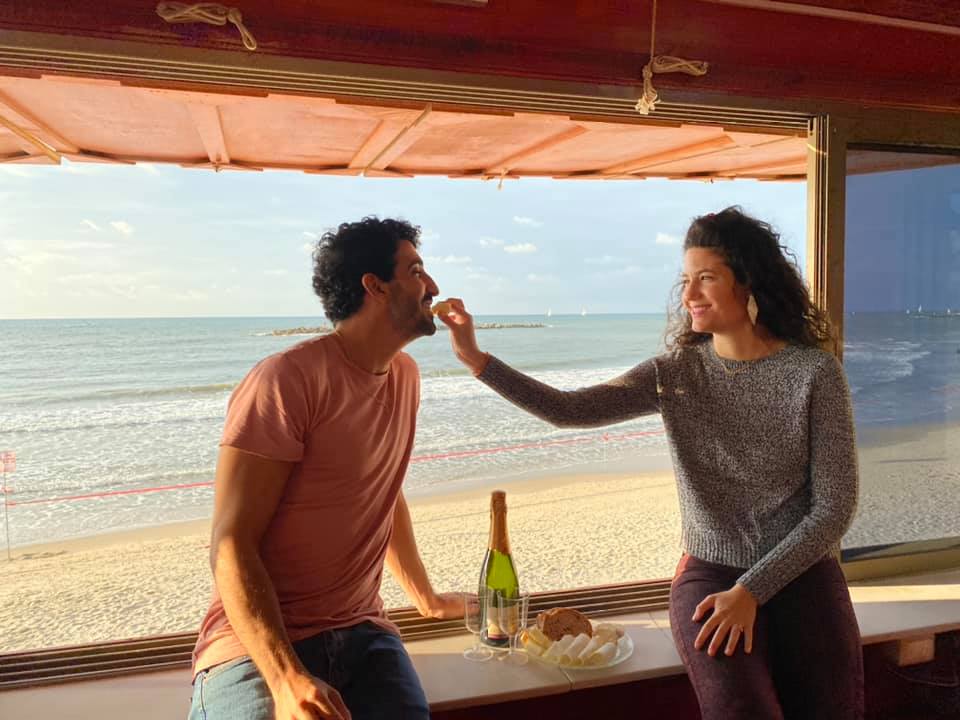 Creativitate în era Covid. Cine romantice în cabinele de salvamar, pe plajele din Tel Aviv