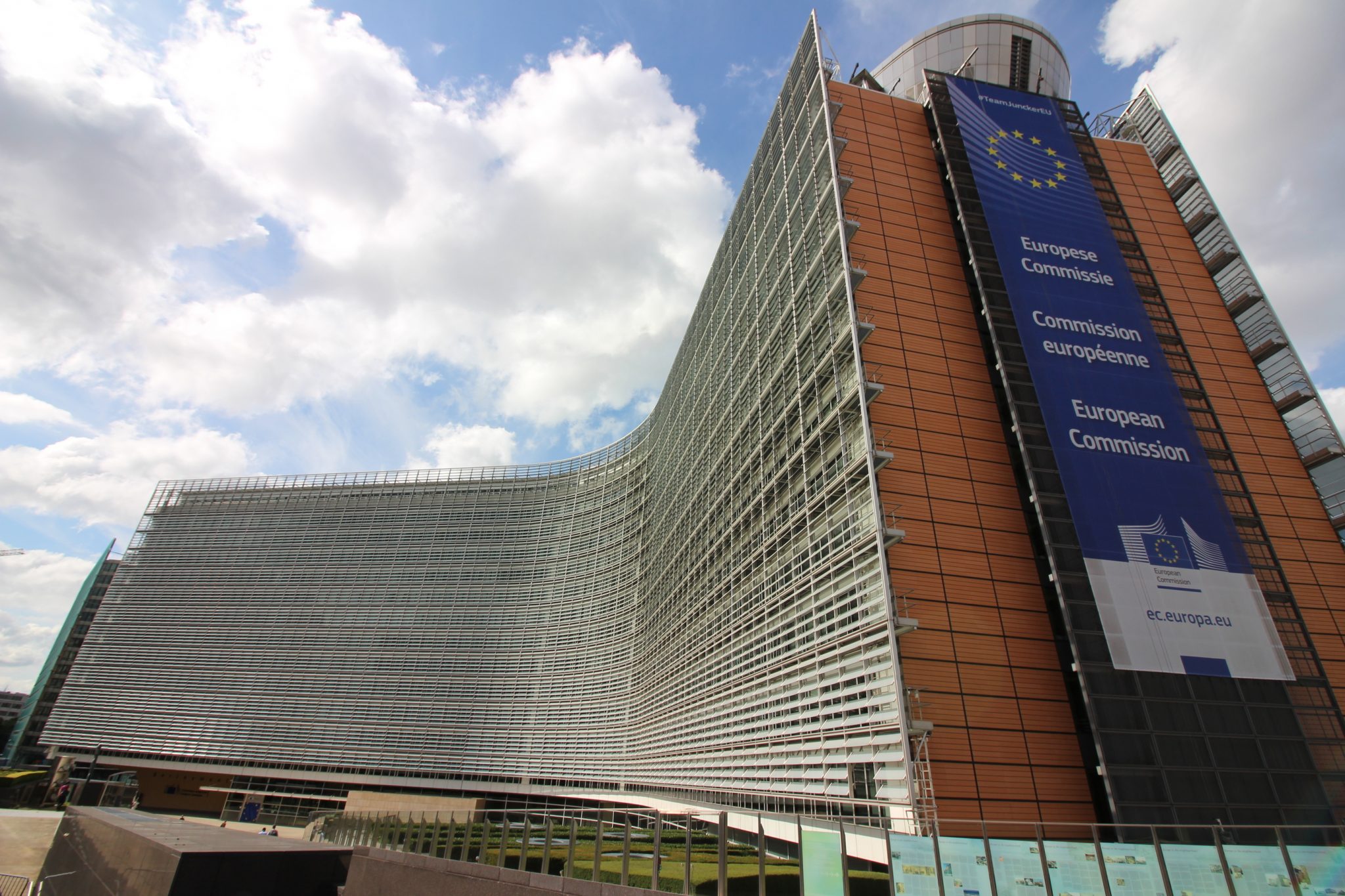 Comisia Europeană a îmbunătăţit estimările privind creşterea economiei zonei euro