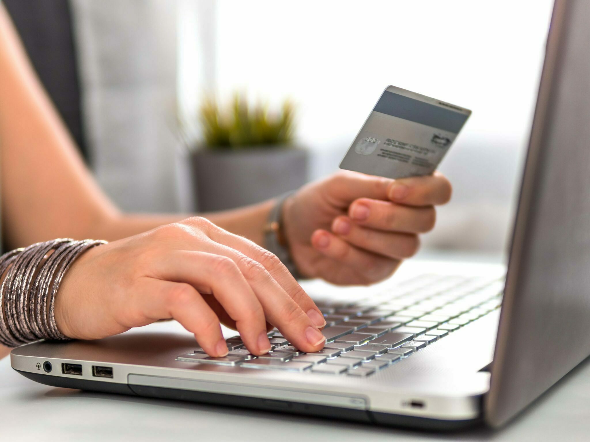Analiza Kantar: Ce vor să cumpere românii de Black Friday