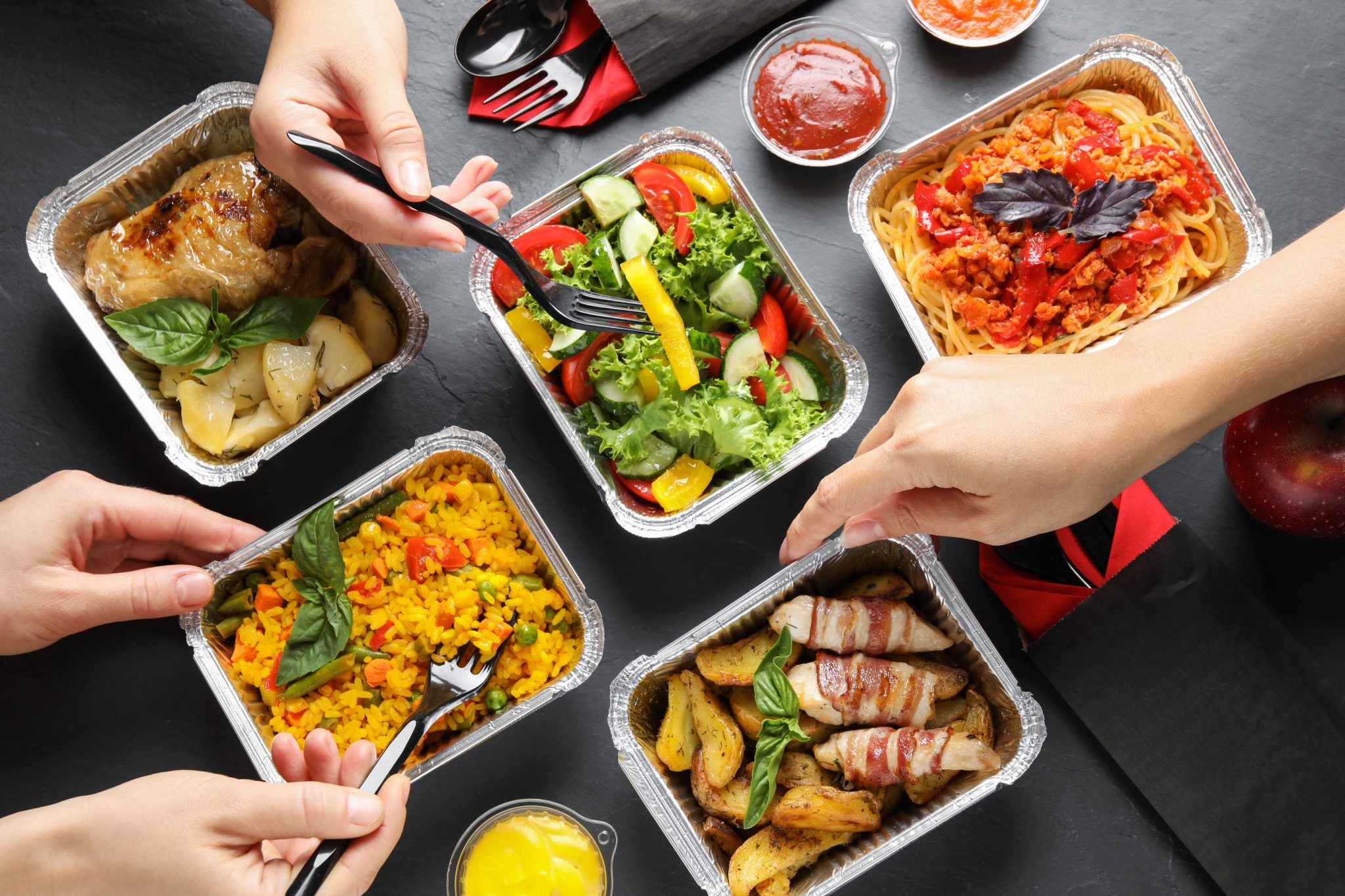 60% din comenzile de mâncare sunt date online. Cât de des comandă românii mâncare gătită?