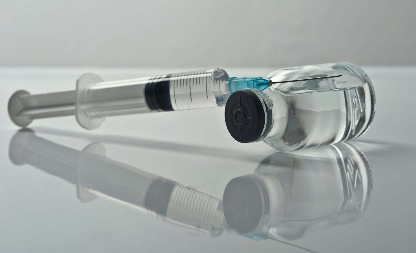 Persoanele care fac vaccinul anti-COVID nu vor mai sta în carantină la venirea în România