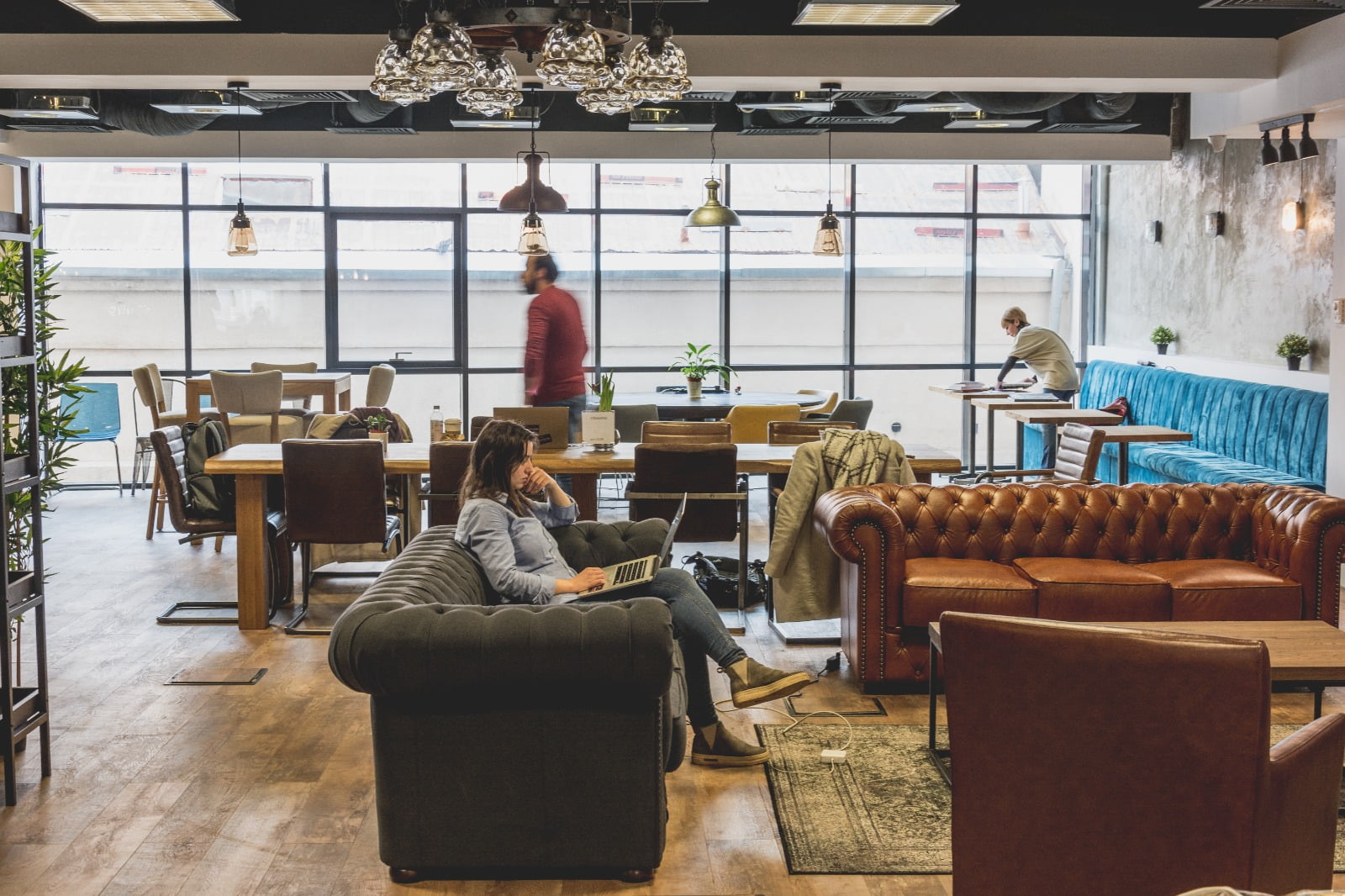 Birourile în spații de coworking, de trei ori mai multe solicitări în 2021 față de anul trecut