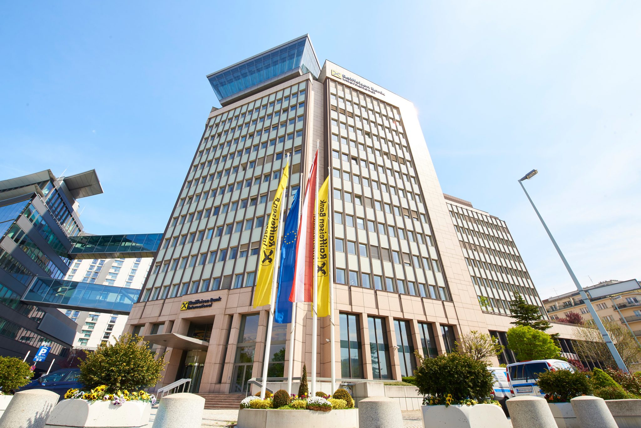 Raiffeisen Bank International achiziționează Akcenta, furnizor de operațiuni de schimb valutar și pl...