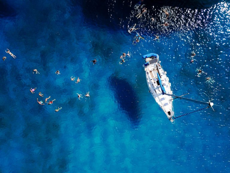 vacante pe mare Boats shutterstock 676627681