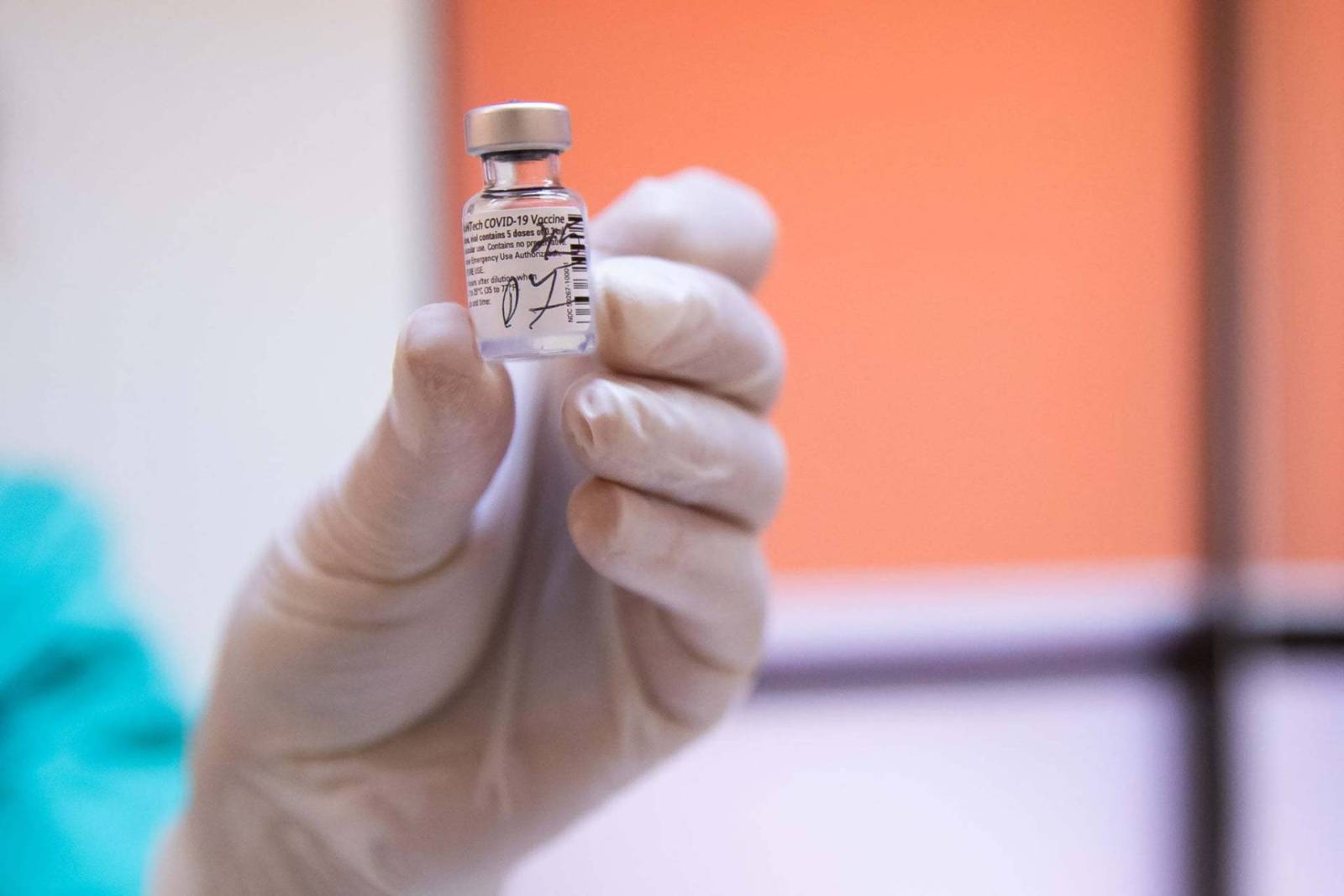 A treia doză de vaccin, eficiență de 95,6% împotriva formelor simptomatice ale bolii