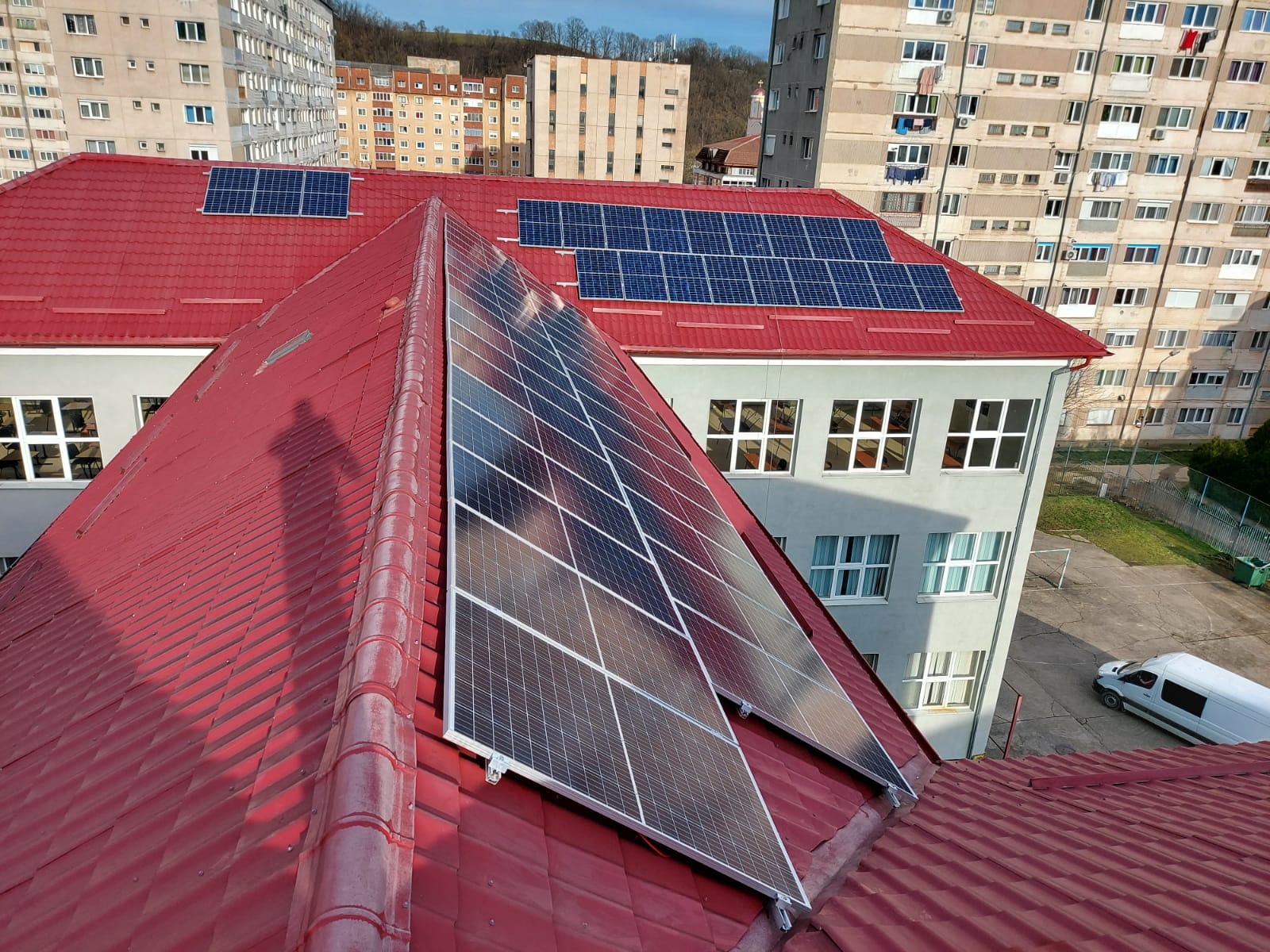 CEZ investește 145.000 de euro în panouri fotovoltaice pentru licee