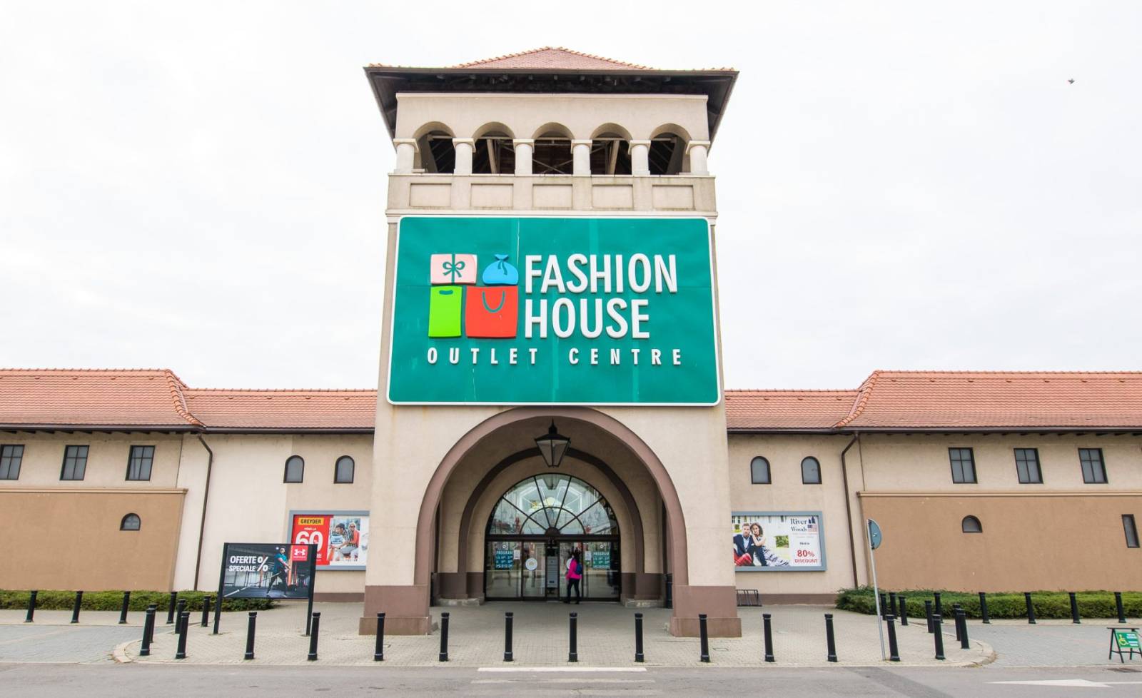 57% dintre cumpărătorii de fashion din mediul urban cumpără mai rar, însă 79% vor mărci de calitate la preț redus 2 Fashion House Militari