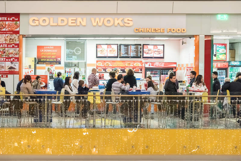 O treime dintre români nu frecventează restaurantele din centrele comerciale