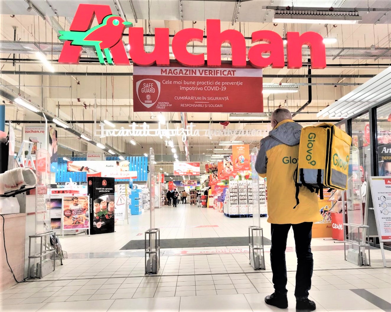 Glovo și Auchan introduc în aplicație preparate gătite din zona gastro a hipermarketurilor