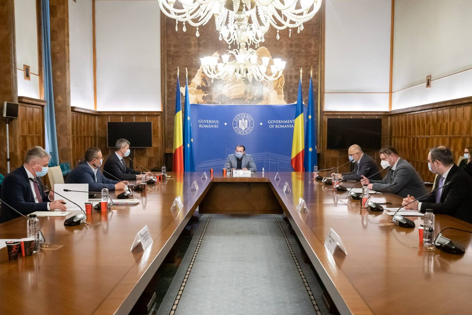 Când vom putea renunța la masca de protecție. Anunțul premierului Florin Cîțu