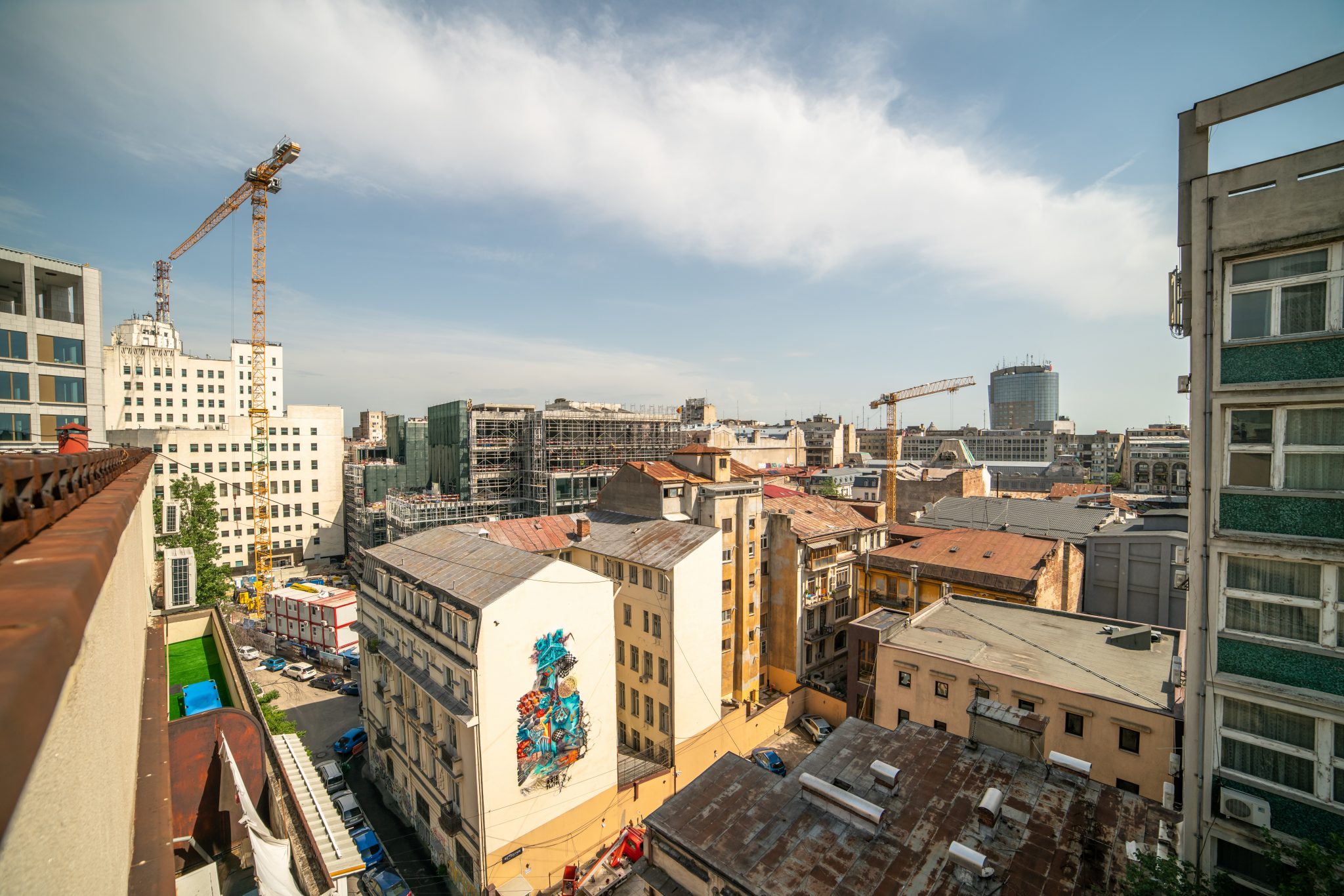 Centrul Bucureștiului găzduiește un mural creat cu vopseaua inovatoare Airlite și semnat de Obie Pla...