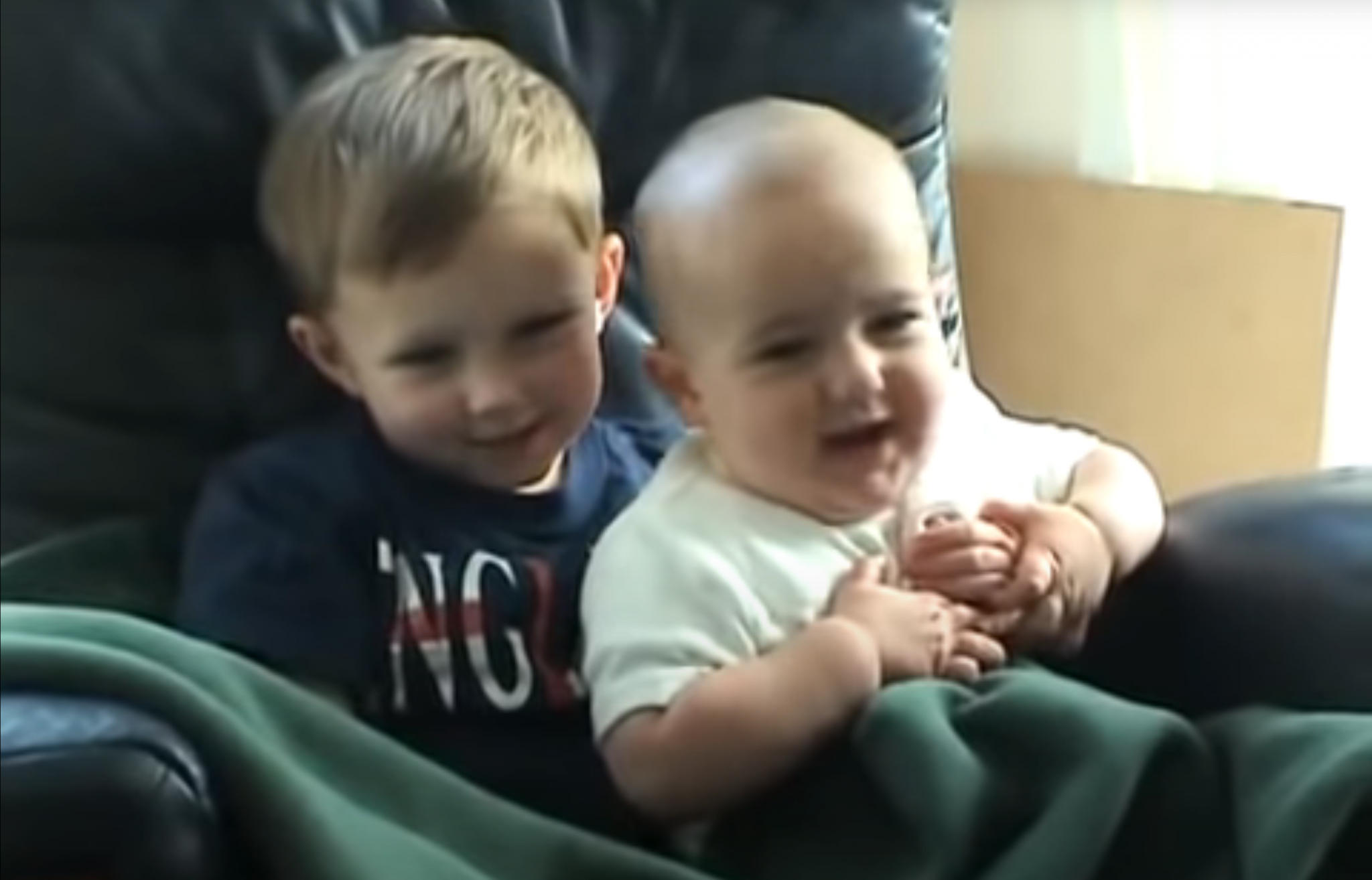 Videoclipul viral de pe YouTube, Charlie m-a mușcat de deget s-a vândut în format NFT pentru 761.000...