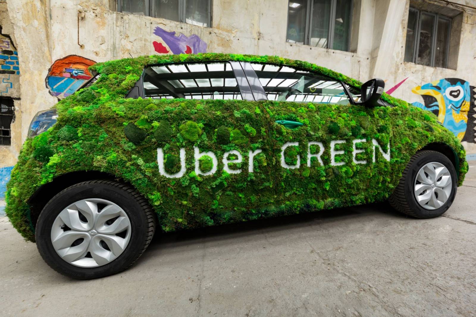Uber investește 800 mil. $ pentru a ajuta șoferii să treacă la mașini electrice