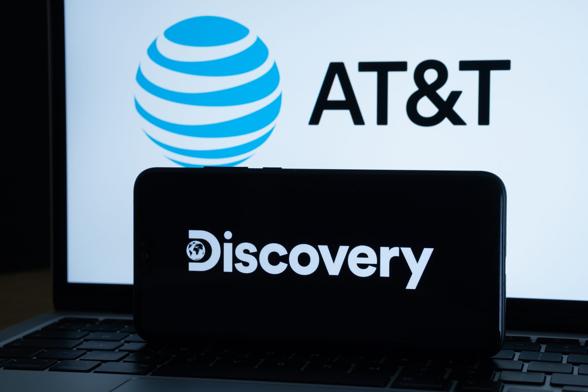 AT&T își consolidează poziția pe piața media, adaugă Discovery la gigantul media Time Warner