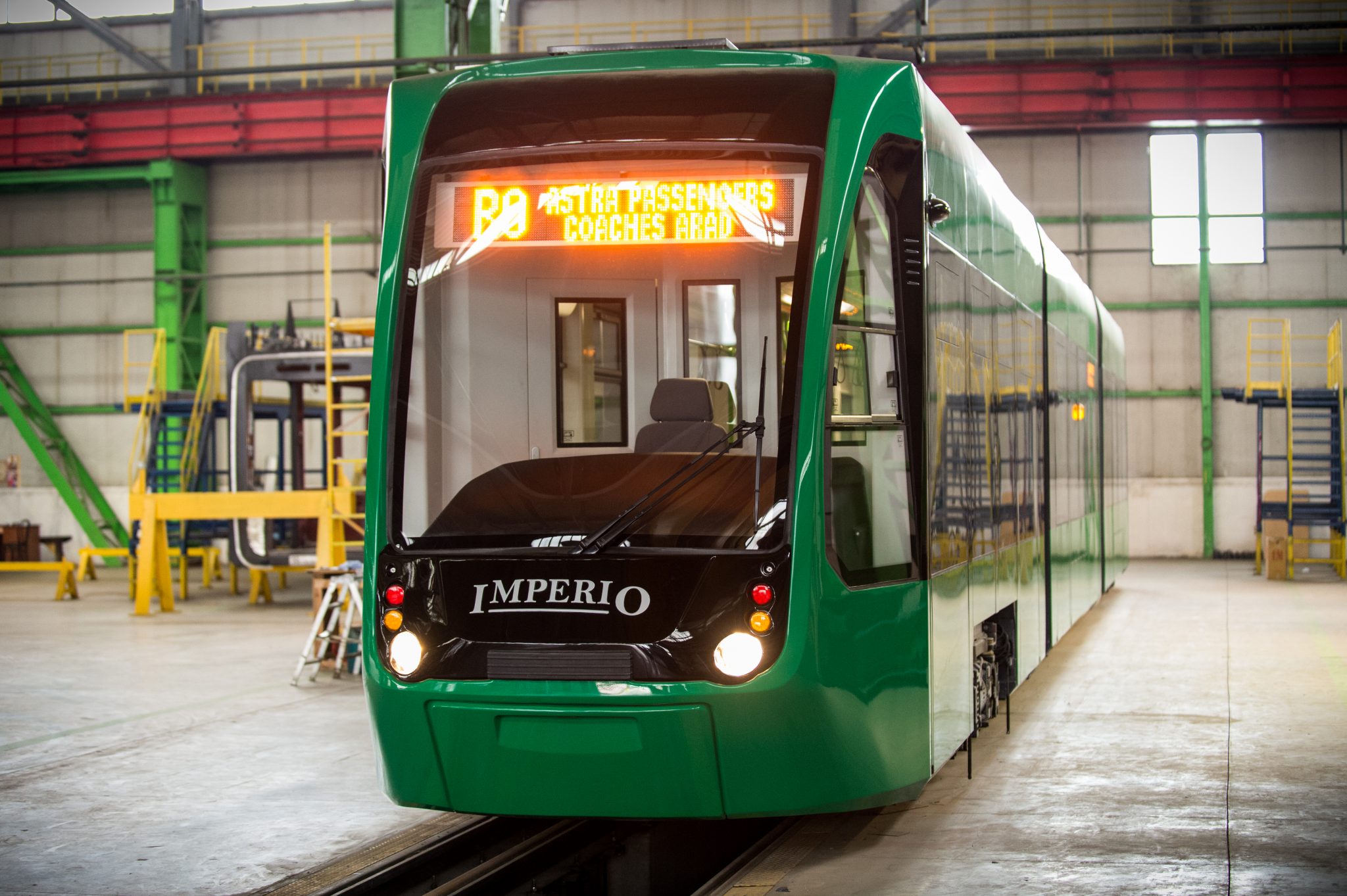 Tramvaiele noi din București vor ieși pe străzi cu o lună întârziere