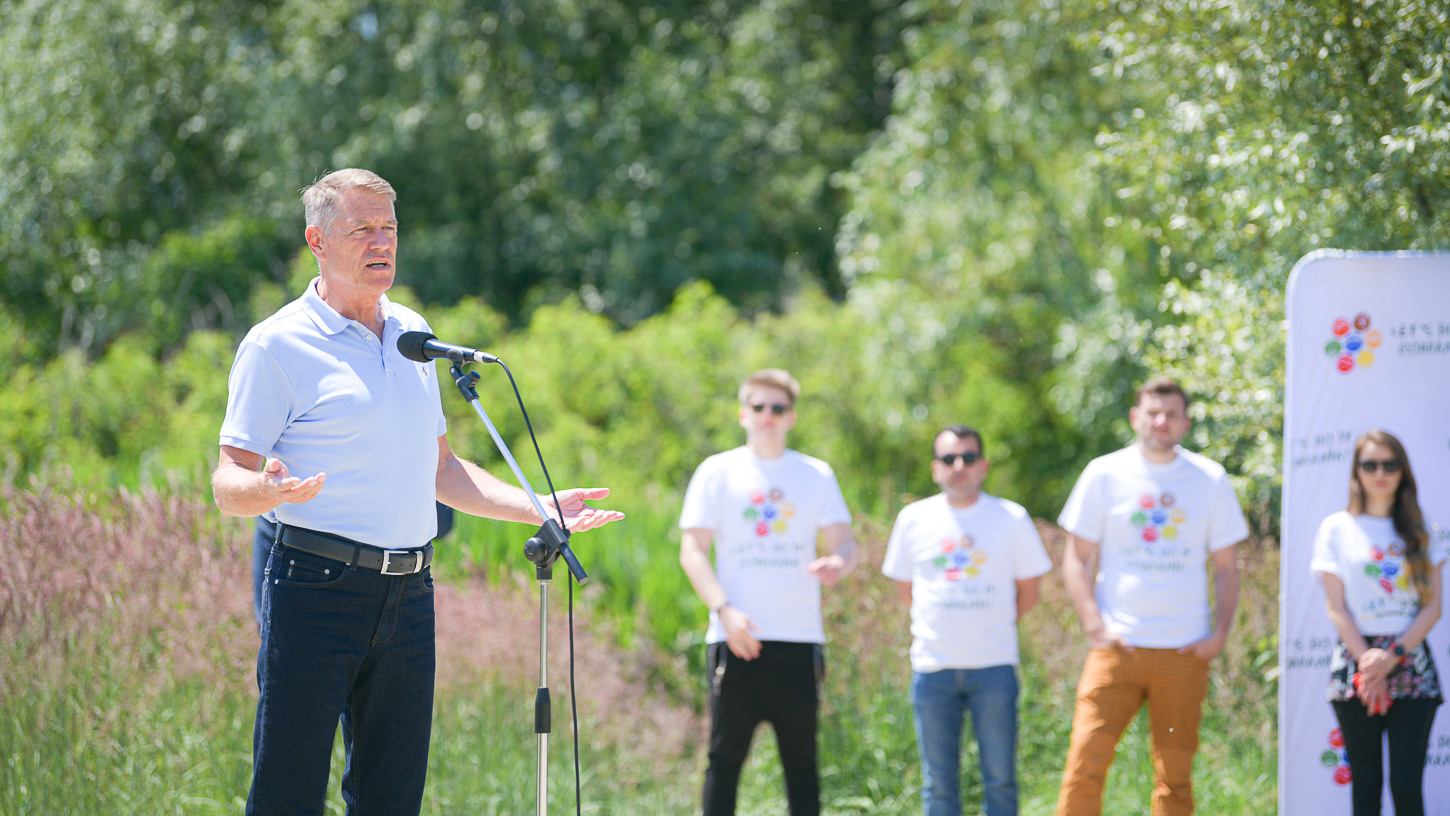 Președintele a participat la campania Let's do it Romania, pe râul Argeș. Marginea drumului nu e groapă de gunoi 7 original lets do it romania raul arges 9 iunie 2021 065