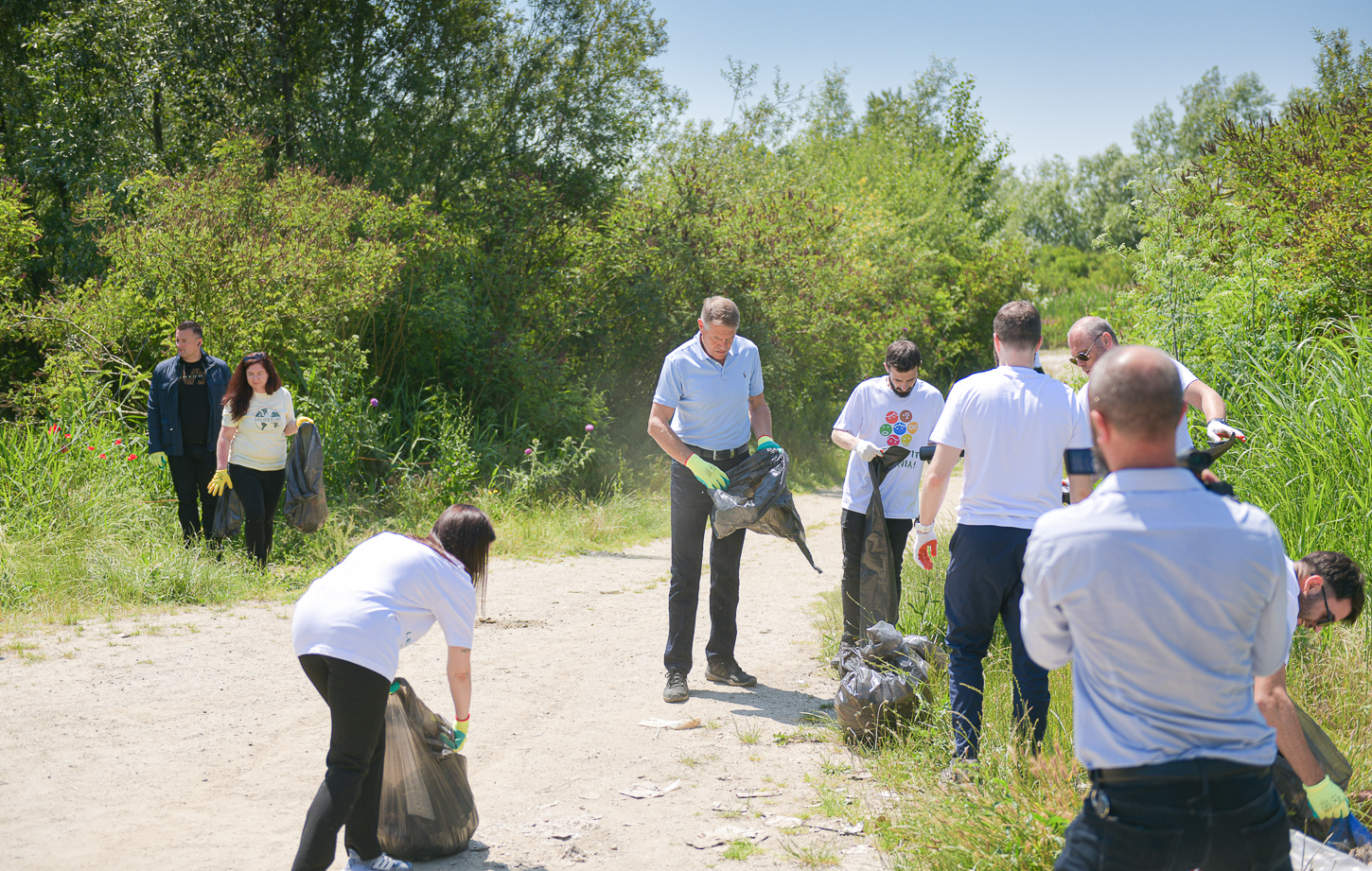 Președintele a participat la campania Let's do it Romania, pe râul Argeș. Marginea drumului nu e groapă de gunoi 5 original lets do it romania raul arges 9 iunie 2021 088
