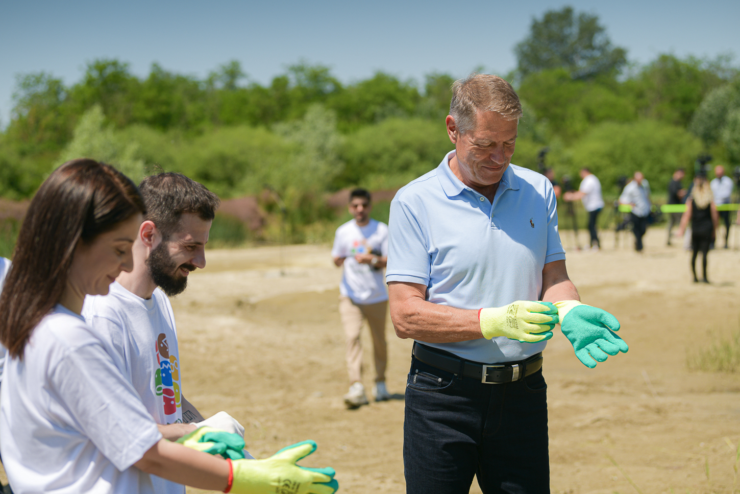 Președintele a participat la campania Let's do it Romania, pe râul Argeș. Marginea drumului nu e groapă de gunoi 6 original lets do it romania raul arges 9 iunie 2021 099