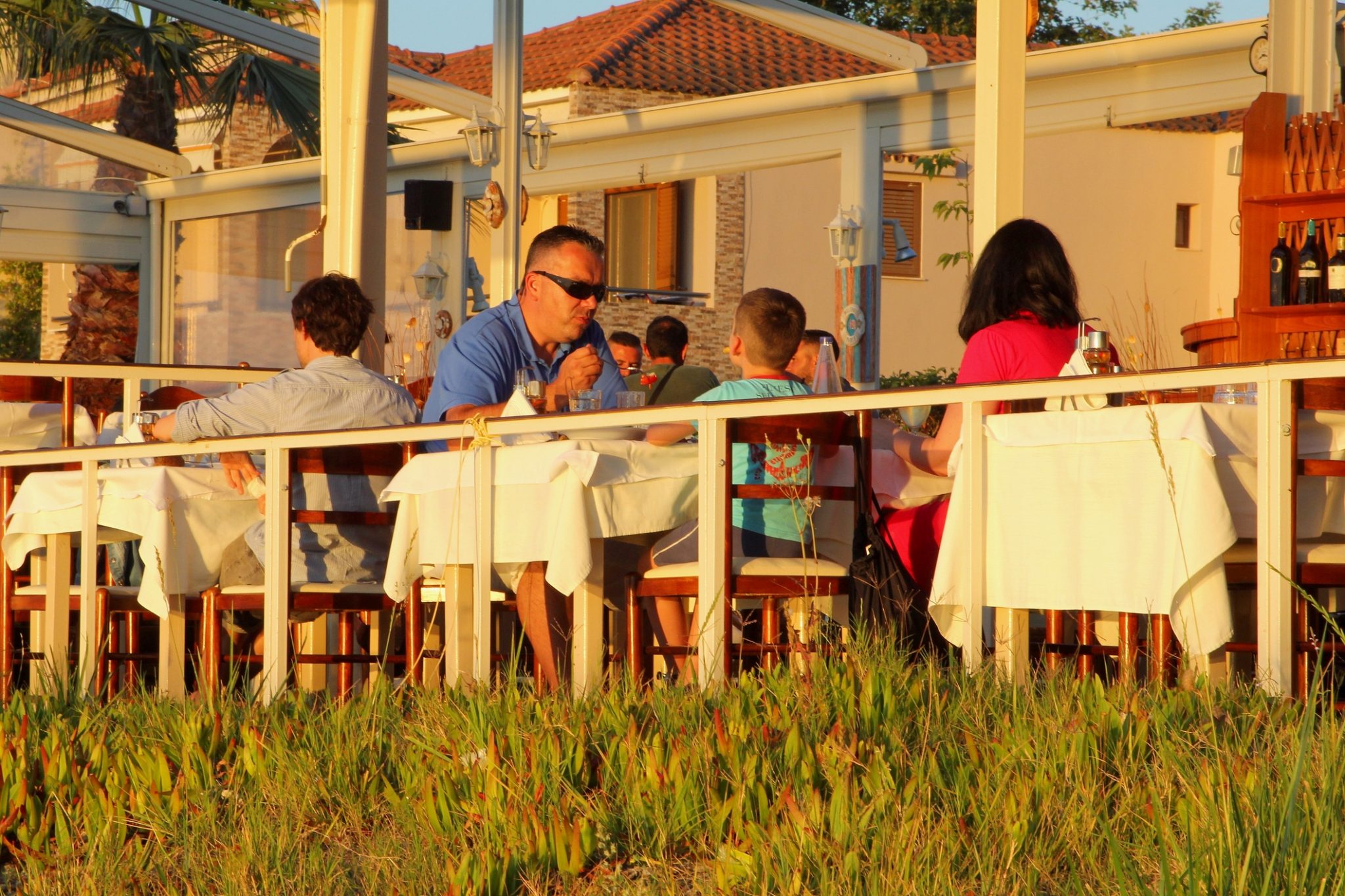 Noi reguli pentru turiștii din Grecia. Certificatul de vaccinare, necesar pentru clienții restaurant...