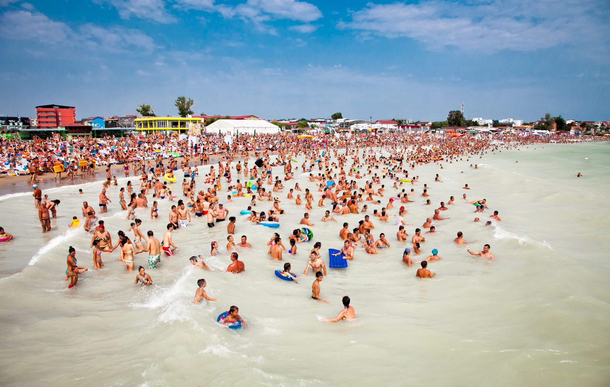 Cel mai aglomerat weekend de pe litoral. Peste 300.000 de turiști la malul mării