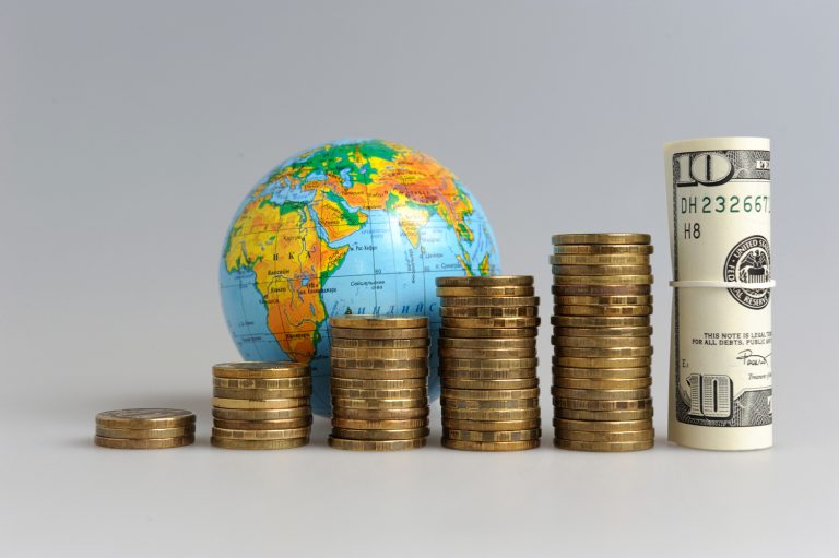 Datoria mondială se apropie de nivelul record de 300.000 de miliarde de dolari