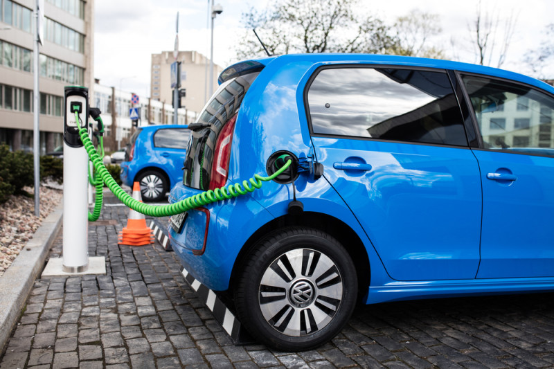 Înmatriculările de mașini electrice le-au depășit pe cele de mașini diesel