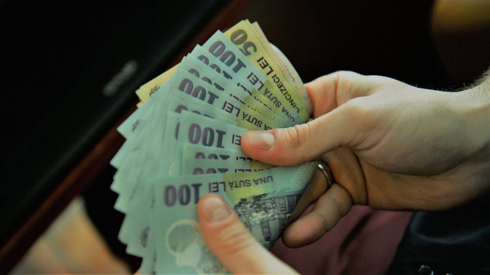 Un angajat din trei are un salariu minim mai mic