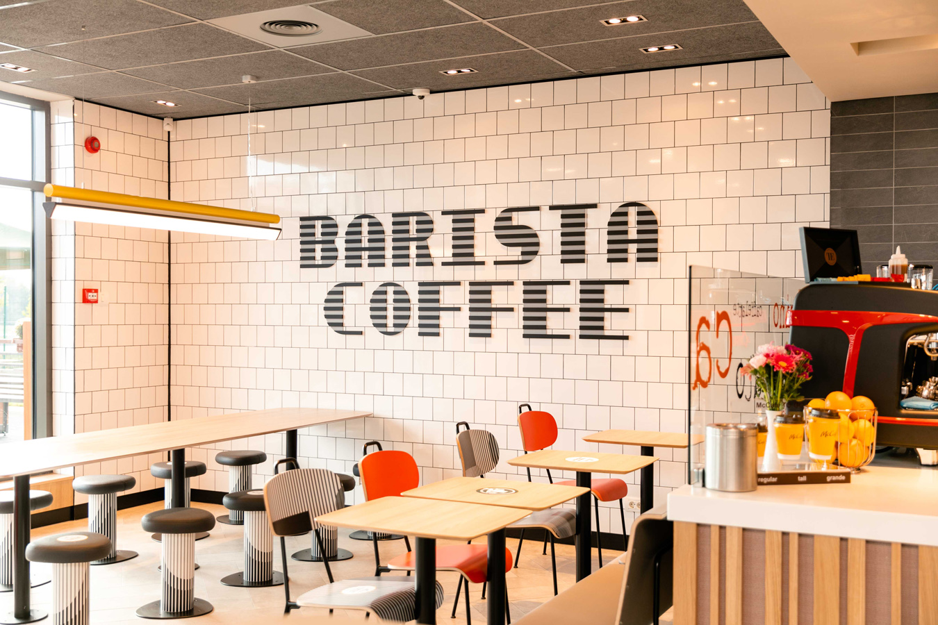 McDonald's a investit peste 9 mil. lei într-un nou restaurant Drive-Thru la Râmnicu Vâlcea 3 McDonalds Ramnicu Valcea cafenea