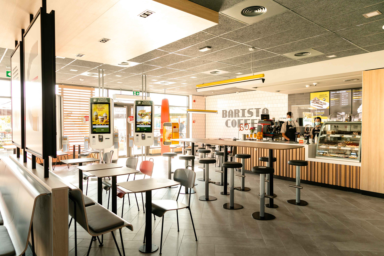 McDonald's a investit peste 9 mil. lei într-un nou restaurant Drive-Thru la Râmnicu Vâlcea 2 McDonalds Ramnicu Valcea interior