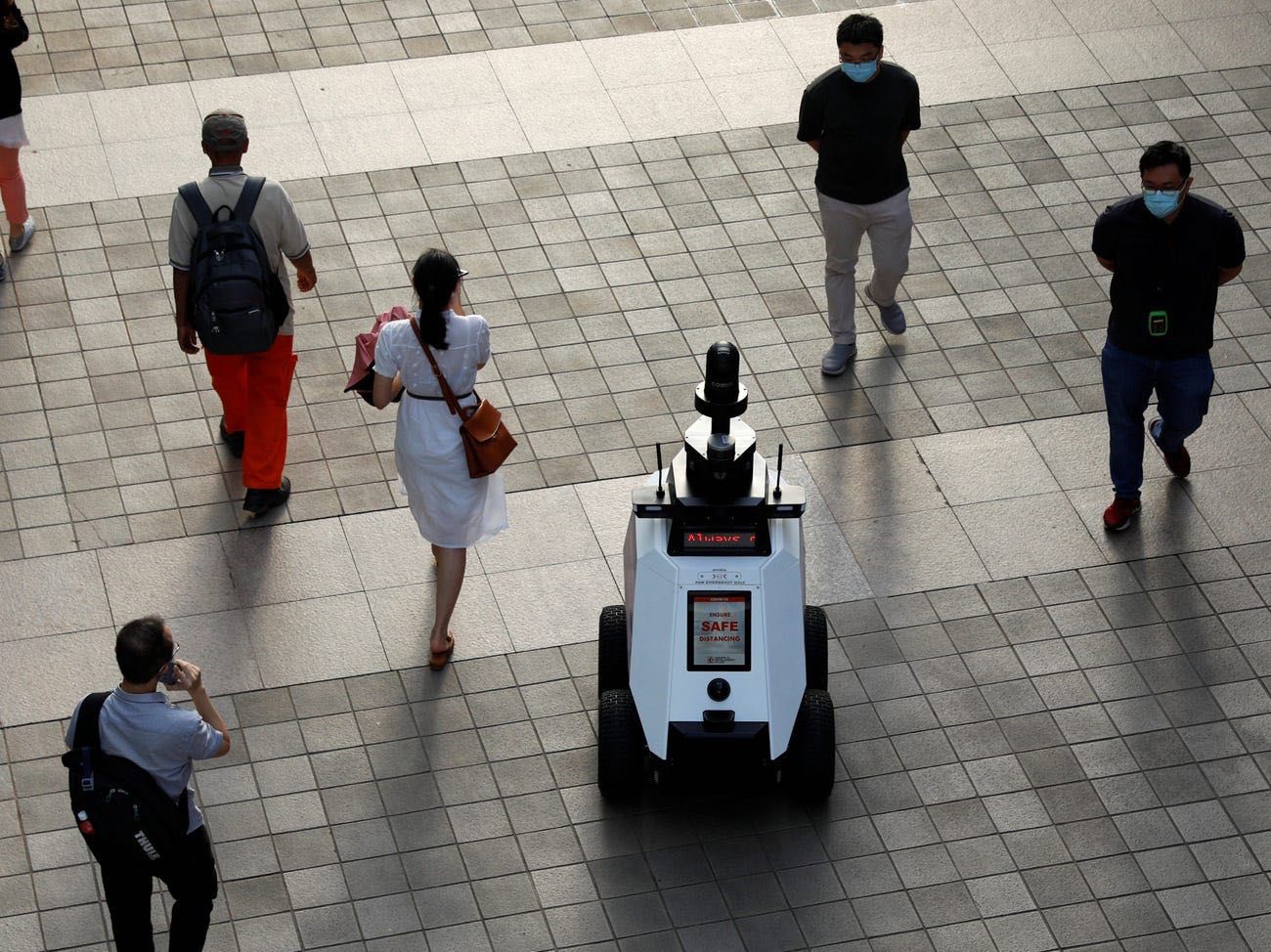 Singapore testează roboți care patrulează străzile, în locul polițiștilor