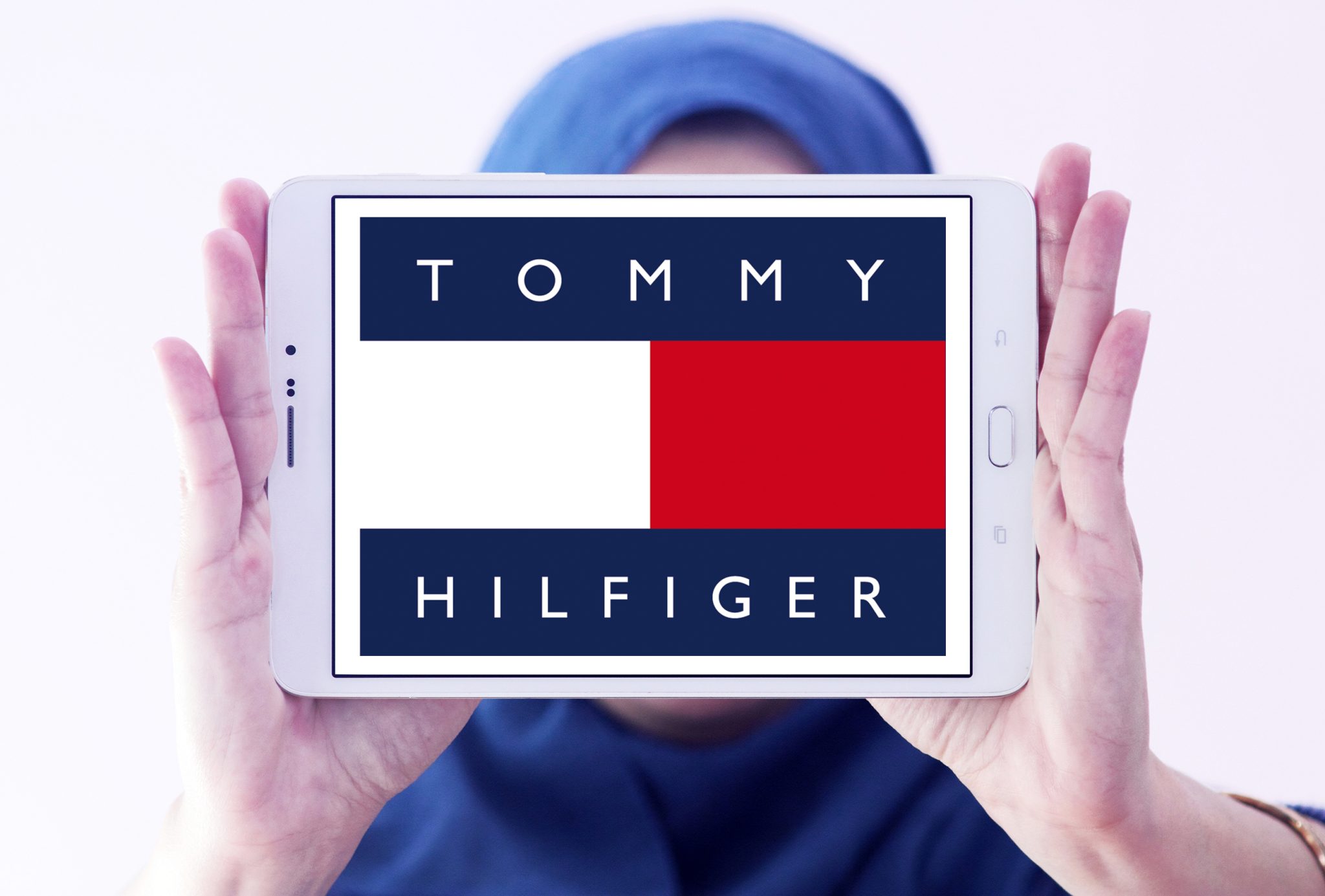 Ada Galeș și Dana Rogoz sunt vocile campaniei TOMMY HILFIGER “Pass the Mic”