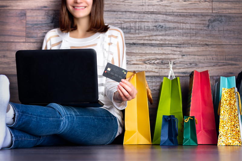 Vânzările magazinelor online, creștere cu peste 75% în 2021
