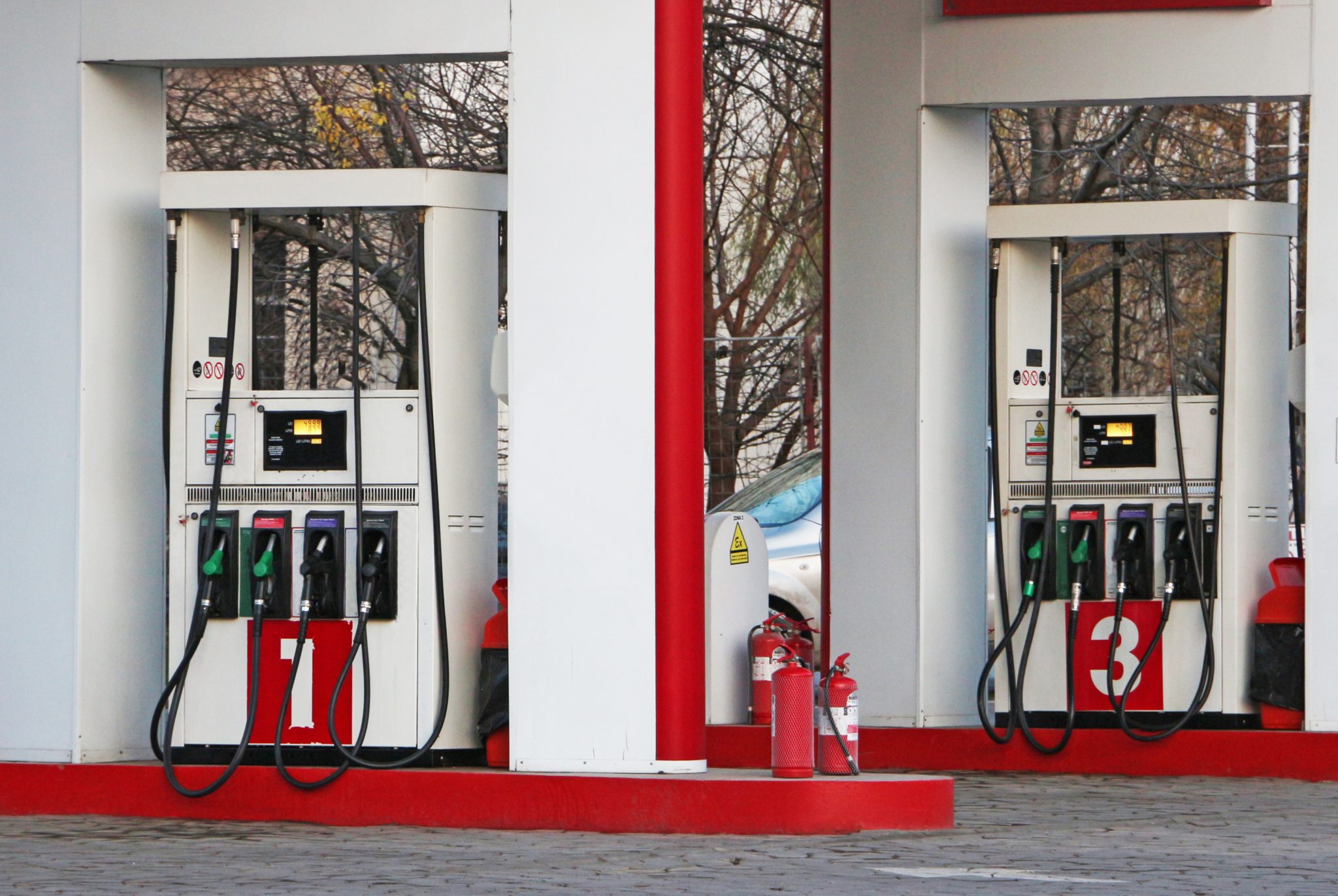 Prețul benzinei a depășit 7 lei la pompă. Barilul este cotat la 79,44 dolari