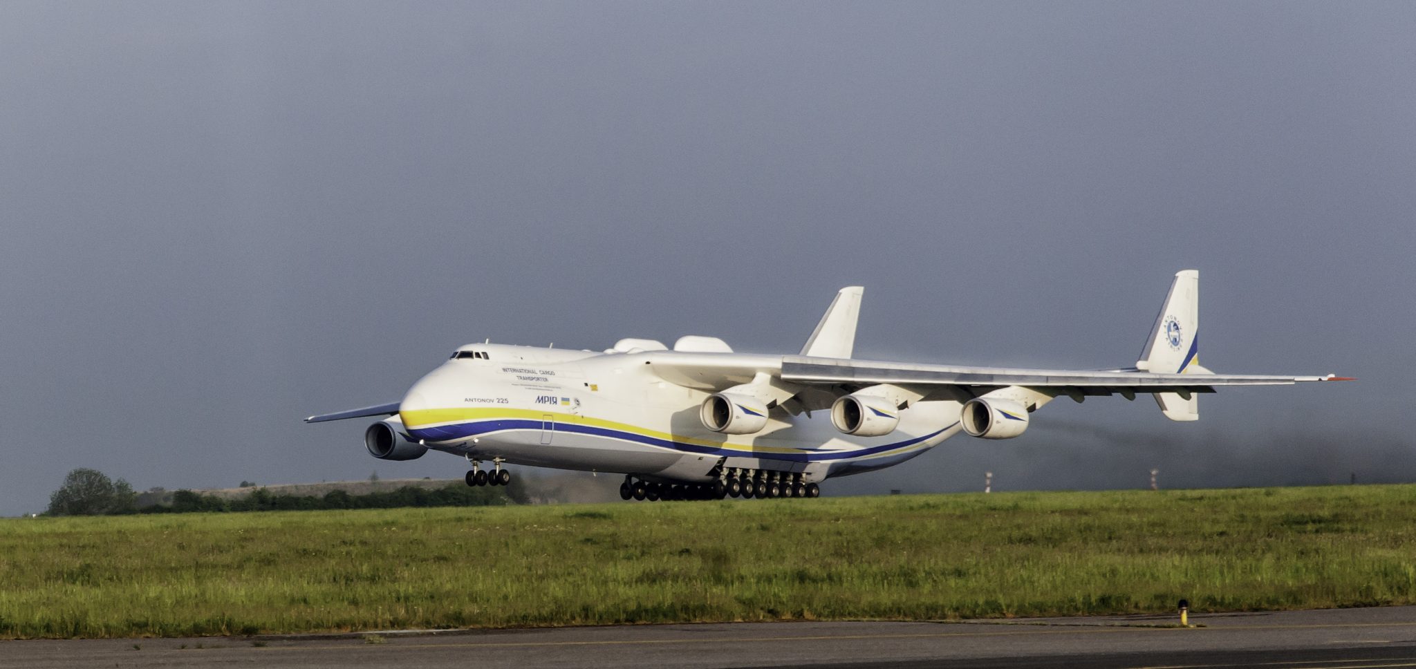 Cel mai mare avion din lume a venit în România pentru două zboruri speciale