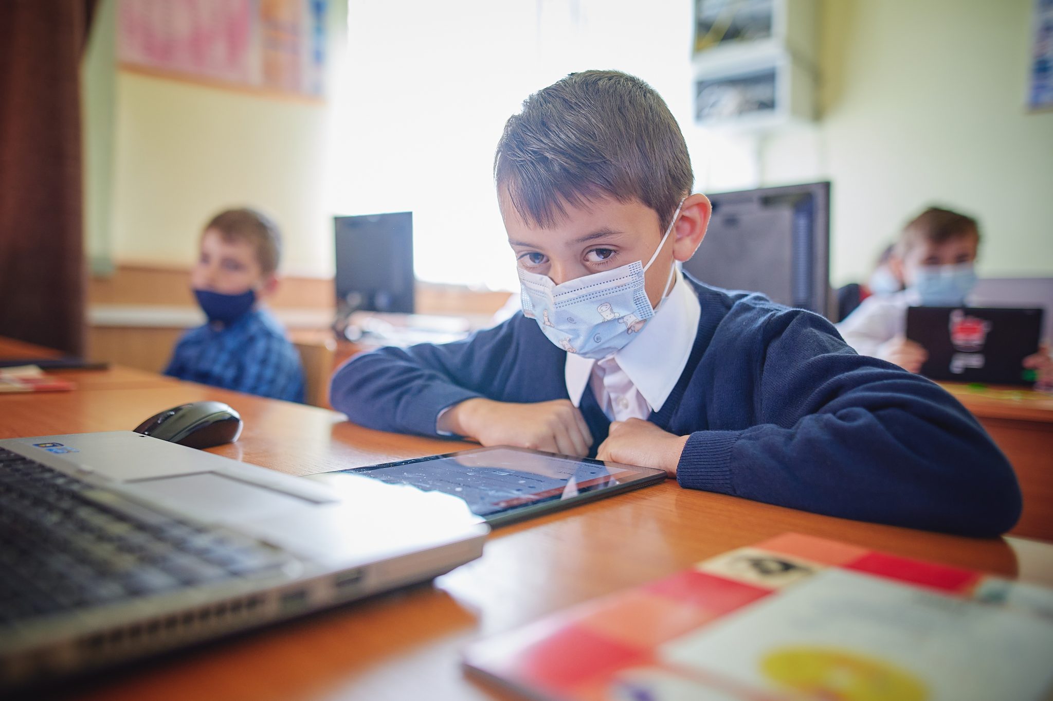 Elevii din mediul rural își doresc ca profesorii să predea mai interactiv
