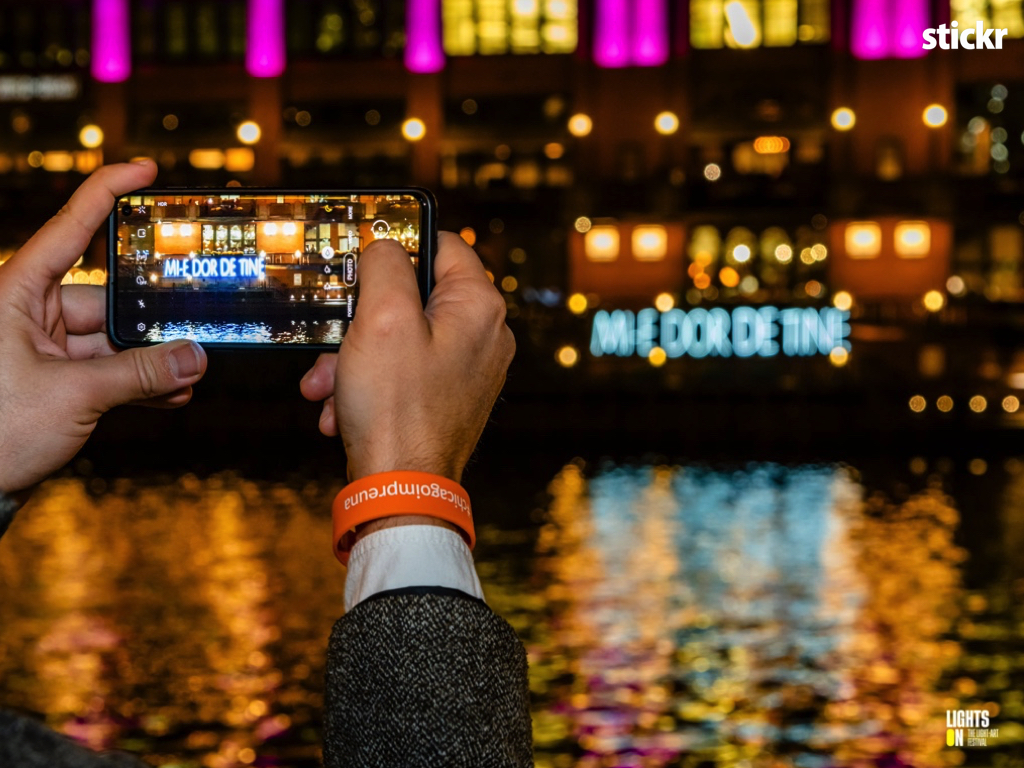STICKR se conectează cu Lights on România