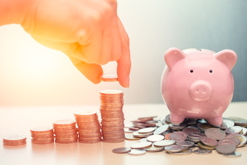 STUDIU: Cât economisesc românii în fiecare lună