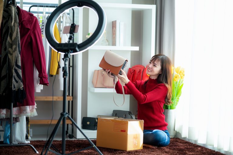 live shopping live online vlogger vlog vlogging