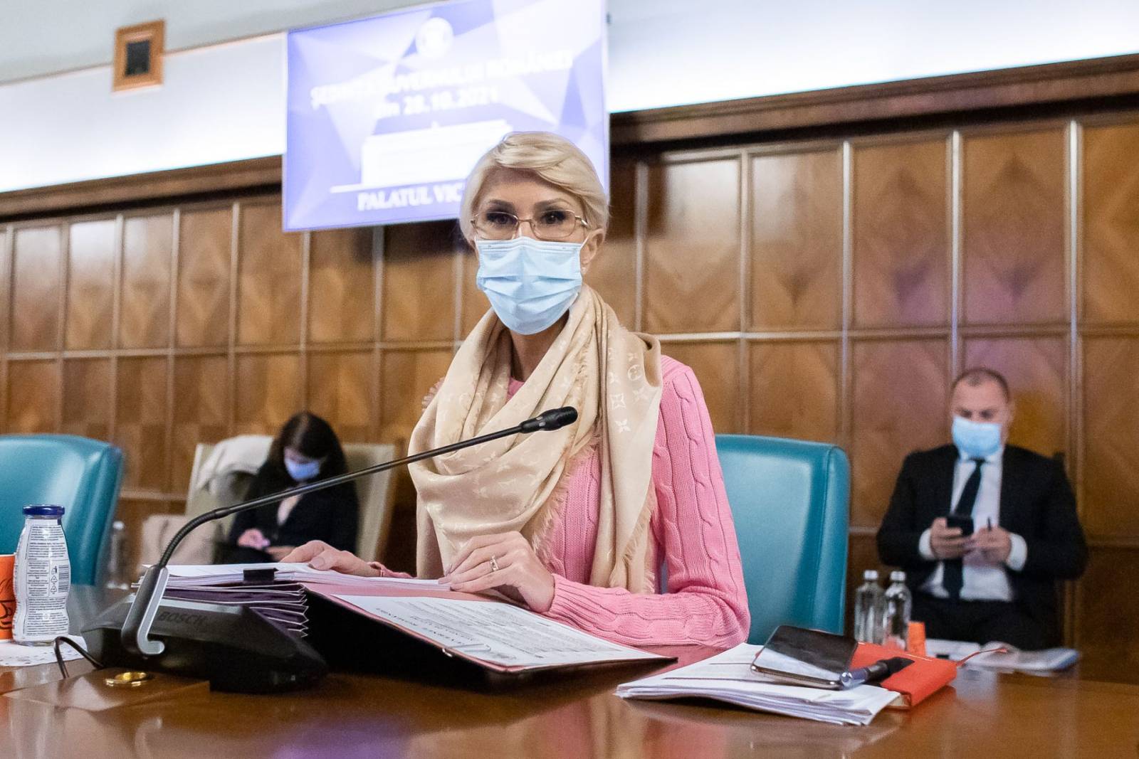 De ce pleacă românii din țară. Nivelul salarial mult prea mic aici