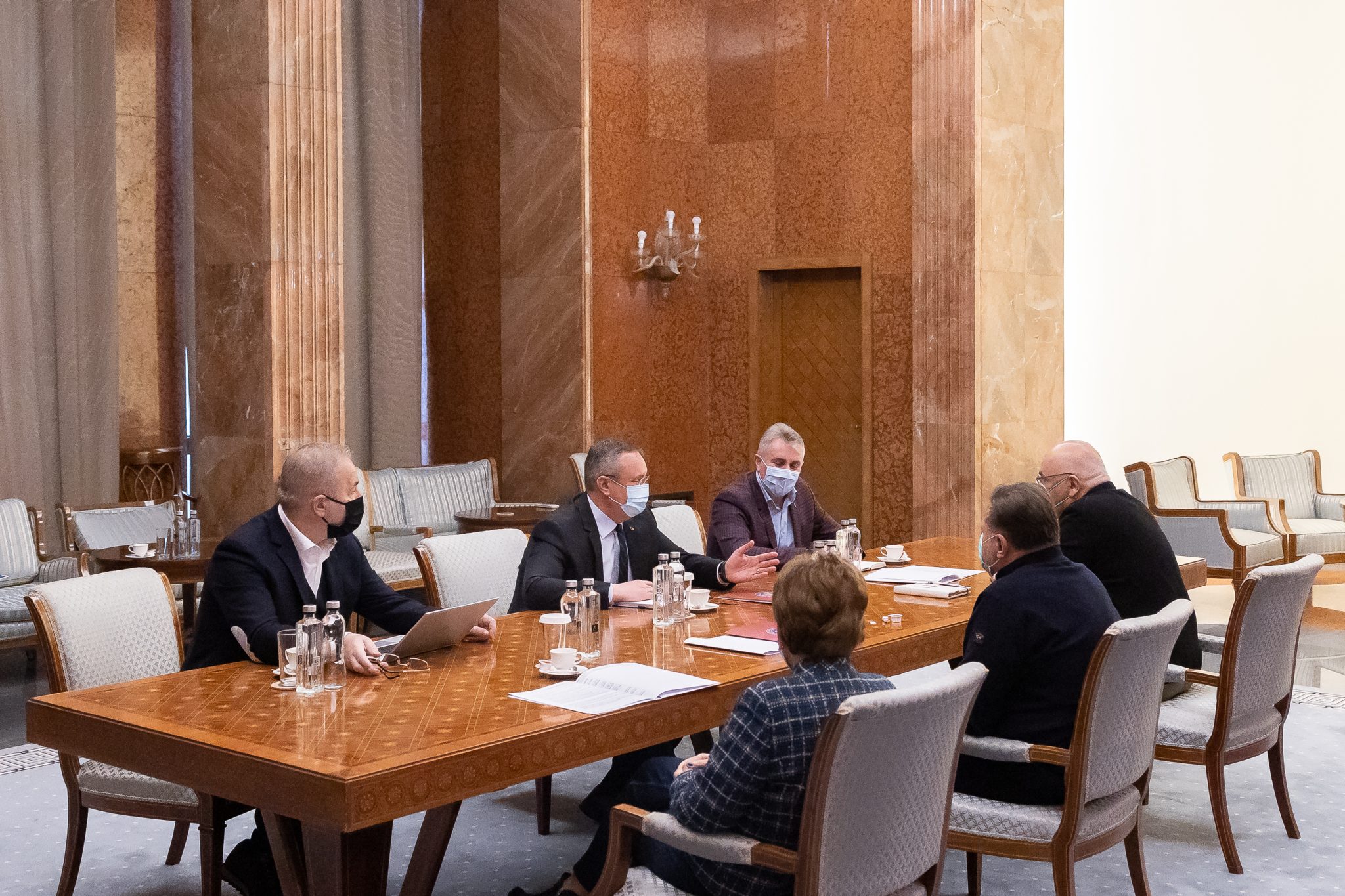 Persoanele care vin din țările din afara UE vor trebui să facă test PCR înainte de a intra în Români...