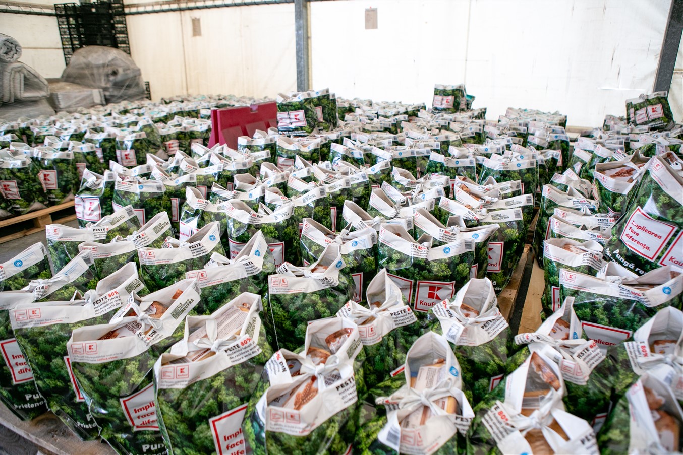 Kaufland România a donat pachete pentru 500 de vârstnici din mediile defavorizate, cu ocazia sărbăto...