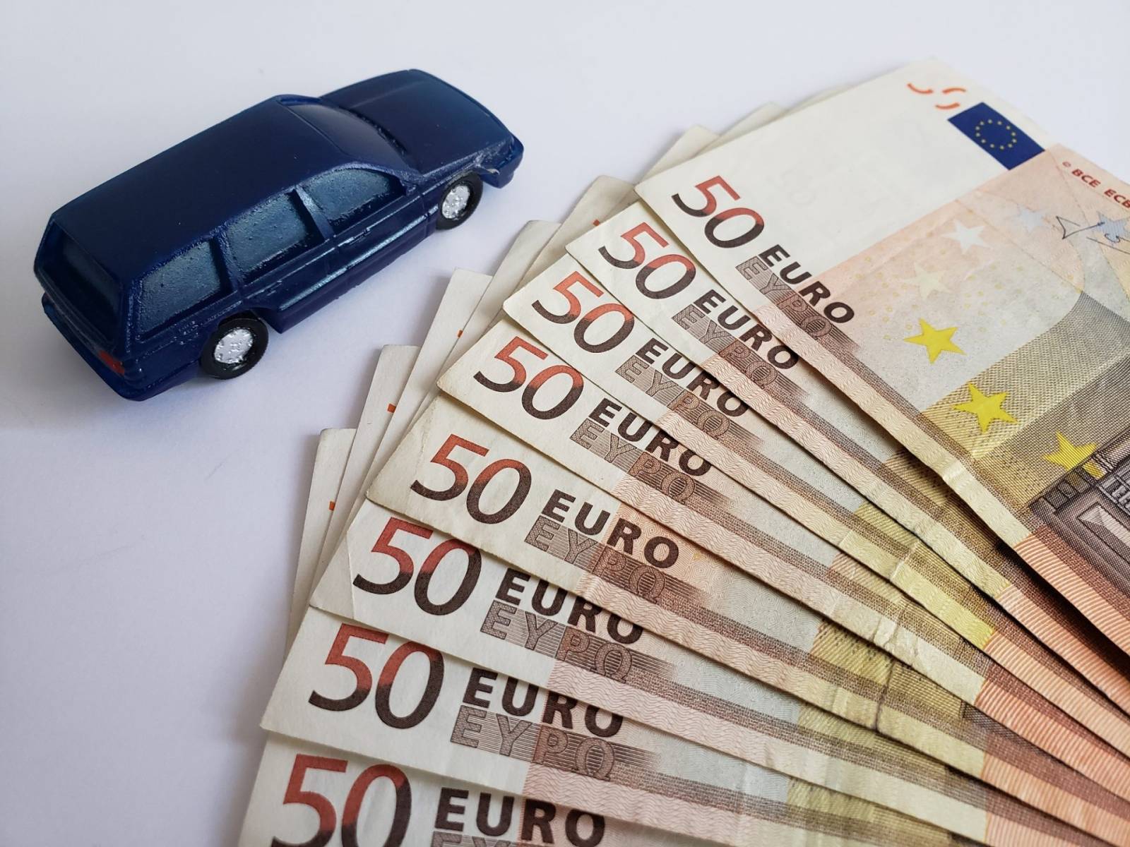 Studiu GfK: românii au o putere de cumpărare cu 50% mai mică decât media europeană