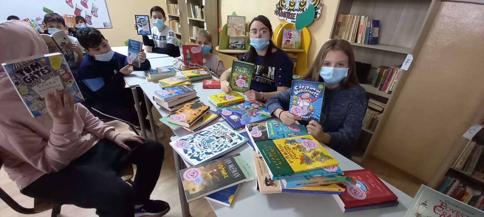 Libris a donat 8.000 de cărți noi către biblioteci școlare