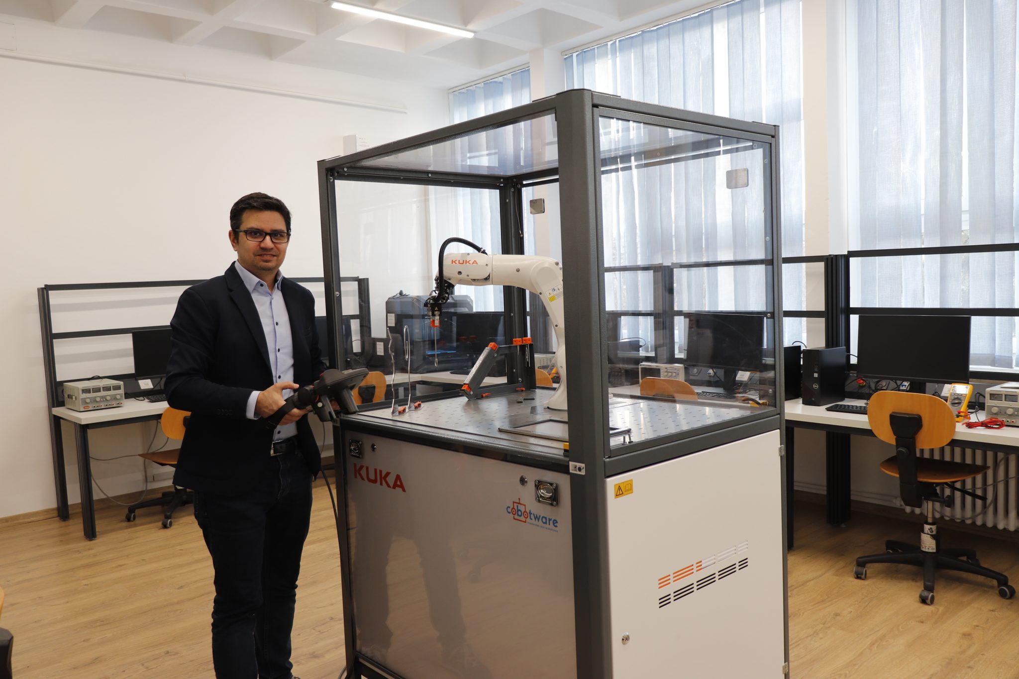KUKA Ready 2 Educate - Educație la cel mai înalt standard în cadrul UTCB